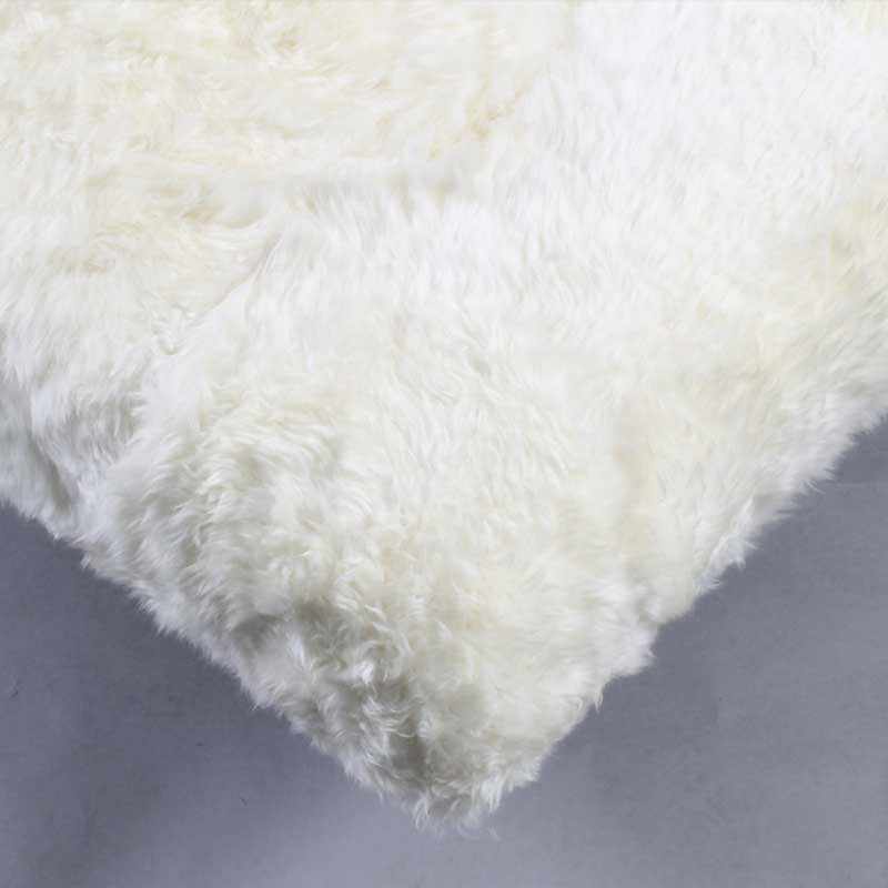 Daybed in white color with wooden legs - Deszine Talks