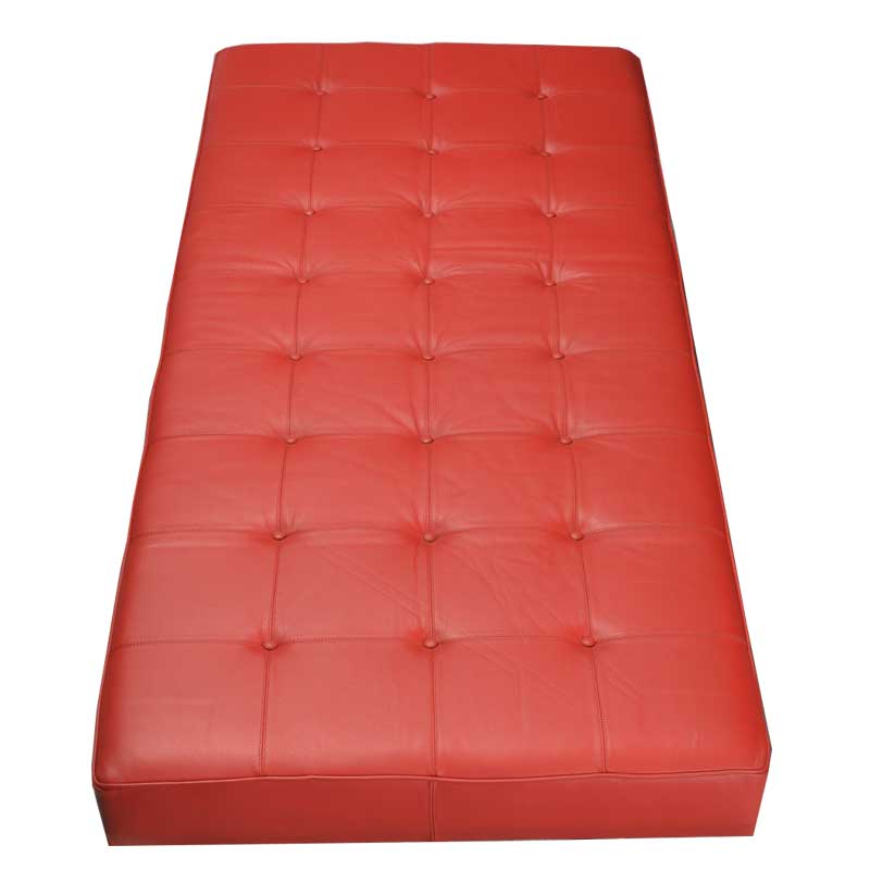 Daybed in buttoned red leather with steel legs - Deszine Talks