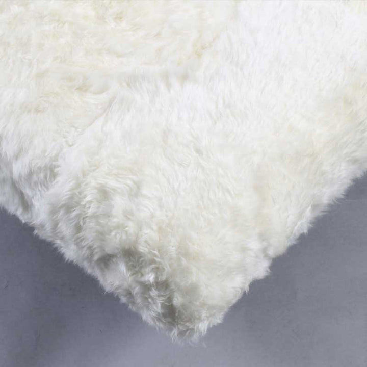 Daybed in white color with wooden legs - Deszine Talks